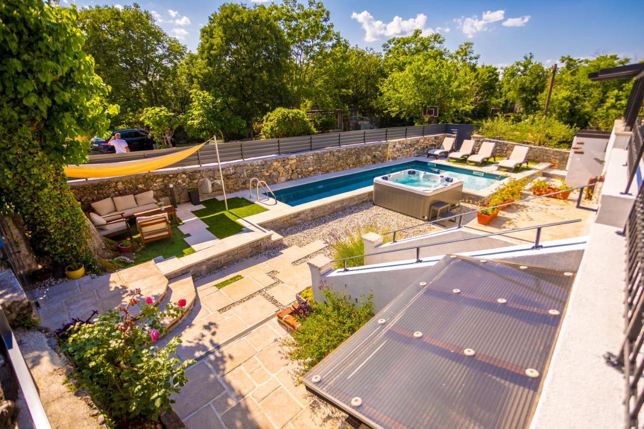 Villa Hrustika - Heated Pool, Jacuzzi & Sauna Gabonjin Екстериор снимка