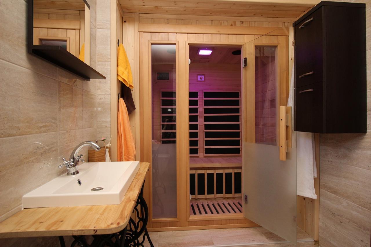 Villa Hrustika - Heated Pool, Jacuzzi & Sauna Gabonjin Екстериор снимка